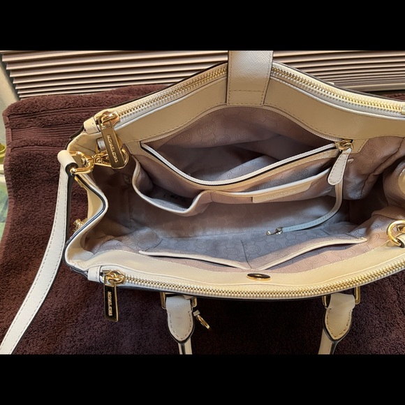 Michael Kors Handbag - Picture 2 of 8